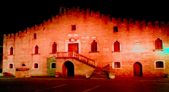 Il Municipio s'illumina di rosso