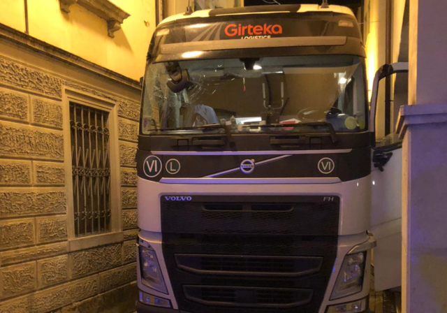 Autoarticolato in centro storico